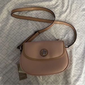 Giani Bernini handbag, beige color perfectly new but w no price tag on it.